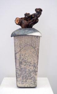 Urne/ Gefäss mit Holz-Fundstück