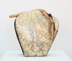 Objekt / Vase mit Holzfundstück